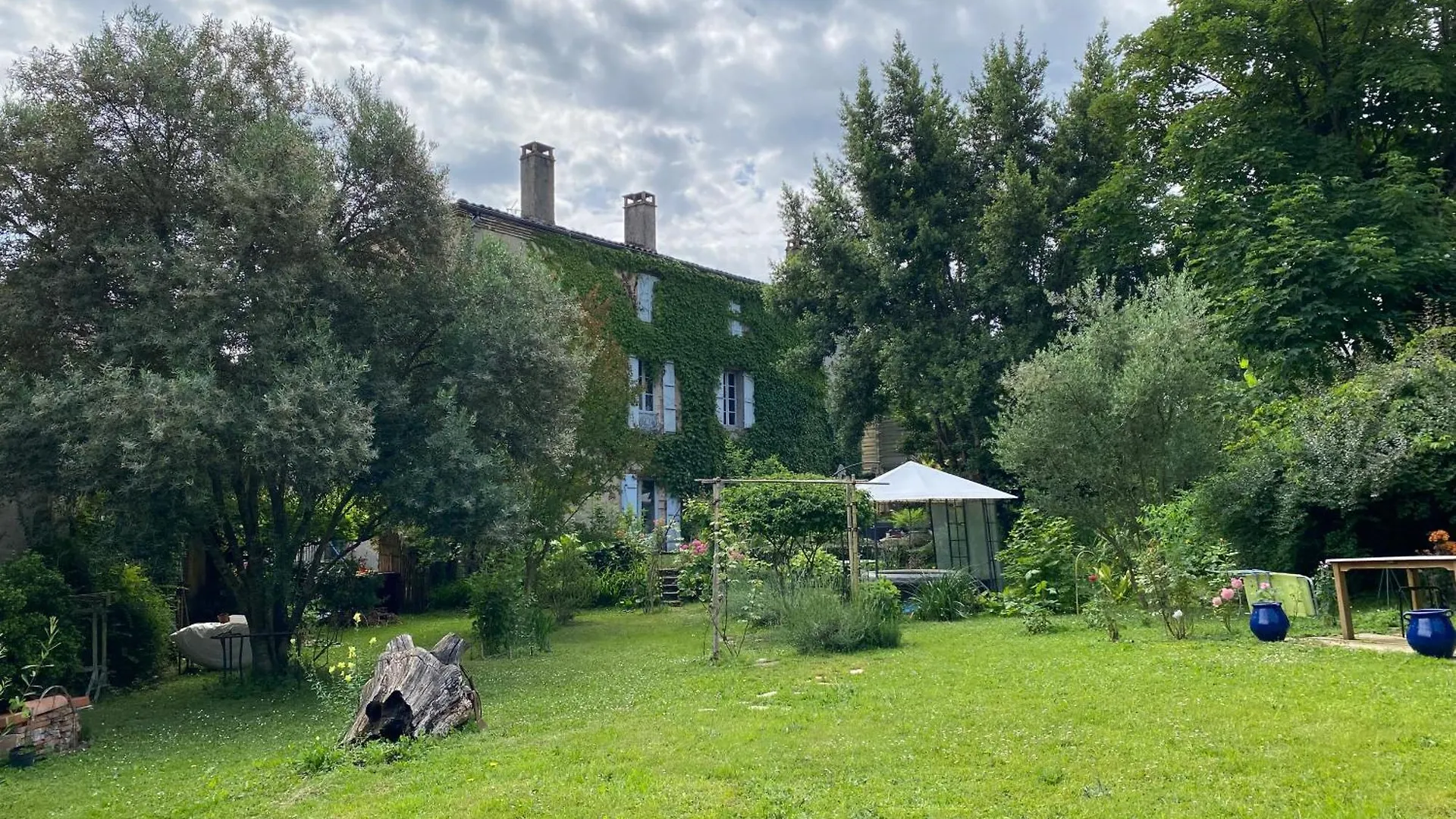 مبيت وإفطار مْواساك Au Jardin Y 0*,  فرنسا